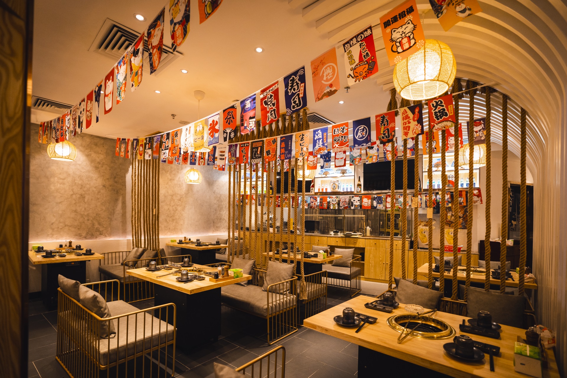 外卖如何通过深圳餐饮空间设计来确定餐厅的装修风格？